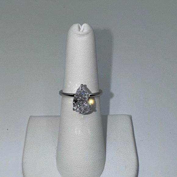 18k 1.75ct Pear Cut Ring - Picture 12 of 15